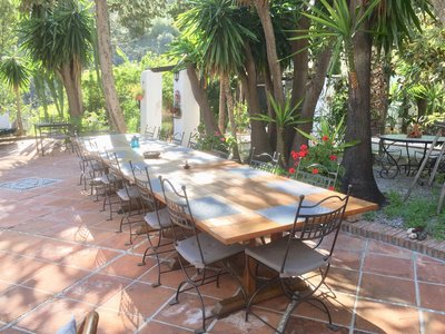 Bei schönem Wetter können Sie im Castillo San Rafael auch auf der beschaulichen Terrasse essen