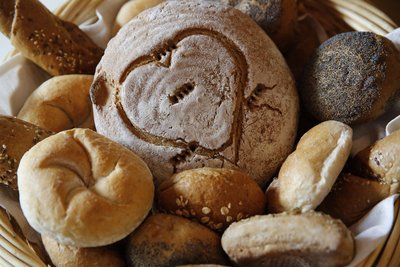 Lassen Sie sich das frische Brot vom regionalen Bäcker am Frühstücksbüffet schmecken!