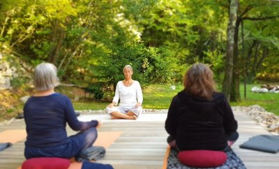 Meditation unter freiem Himmel im Hotel Balatura