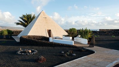 Die Pyramide ist das Wahrzeichen vom Lotus del Mar