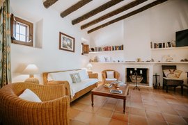 Das Wohnzimmer der Menorca Suite mit mediterranen Flair