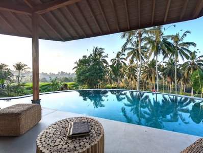 Pool der Villa mit Blick über die weitläufigen Reisterrassen