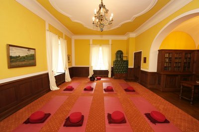 Genießen Sie wohltuende Yoga Einheiten im Schloss Melschede