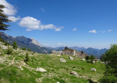 Grüne Wiesen und beeindruckende Berge laden zum Wandern ein