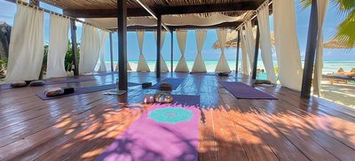 Die Yoga Shala mit Blick auf das blaue Meer