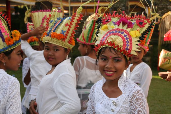 Mädchen auf Bali mit weißen Kleidern und Kopfschmuck