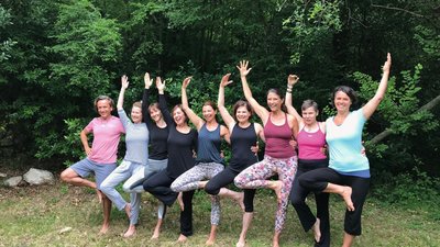 Üben Sie gemeinsam in einer Gruppe Yoga im Hotel Balatura