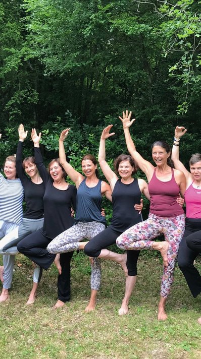 Üben Sie gemeinsam in einer Gruppe Yoga im Hotel Balatura