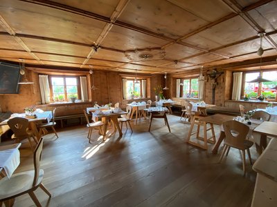 Einkehren beim Wandern in einer Hütte Südtirols