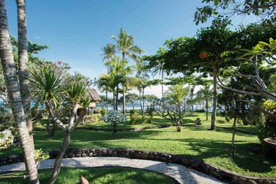 Erkunden Sie die vielfältige Gartenlandschaft mit Blick auf das Meer im Puri Dajuma