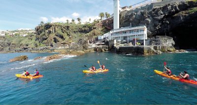 Beim Wassersport - hier beim Paddeln - haben Sie einen herrlichen Blick auf das Hotel Galosol vom Meer aus