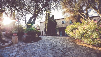 Treten Sie ein in die Finca Son Mola Vell und genießen Sie eine Woche voller Yoga