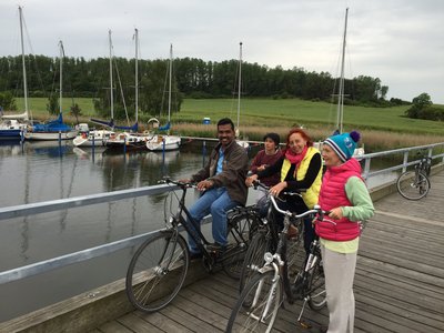 An einem Tag erkunden Sie die Umgebung des Strandhotels auf einer Fahrradtour.