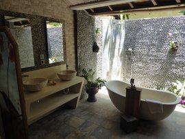 Die Bäder der Cottages sind luxuriös gestaltet mit Freilichtdusche Die Bäder der Cottages sind luxuriös gestaltet mit Freilichtdusche