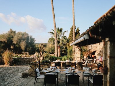 Den Tag auf der Terrasse beim Frühstück beginnen