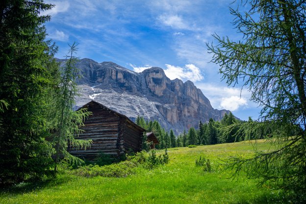 Eine einsame Hütte in den Bergen