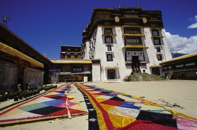 Der Potala-Palastes thront auf einer Höhe von 130 Metern über der Hauptstadt von Tibet, Lhasa.