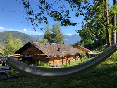 Inmitten der Natur in der Hängematte entspannen