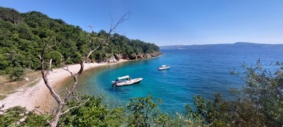 Blick auf das tiefblaue Meer