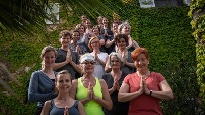 Olga Ens und ihre Teilnehmer auf Mallorca vor der Yoga Finca Olga Ens und ihre Teilnehmer auf Mallorca vor der Yoga Finca