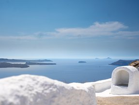 Aussicht von einer Plattform auf das Meer und mehrere Inseln
