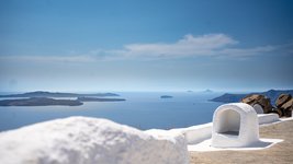 Aussicht von einer Plattform auf das Meer und mehrere Inseln