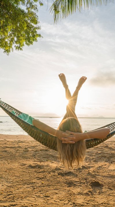 Traumhafte Aussicht auf das Meer von der Hängematte aus in Thailand Traumhafte Aussicht auf das Meer von der Hängematte aus in Thailand