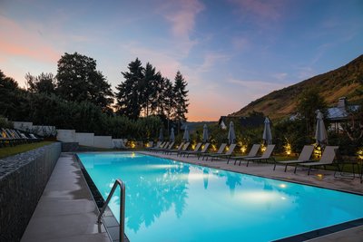 Der Pool mit einer traumhaften Aussicht in die Natur