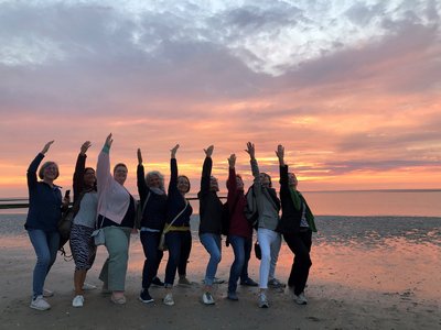 Strahlende Gesichter der Yogis beim Sonnenuntergang