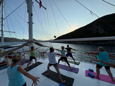 Sunset-Yoga auf dem Segelboot