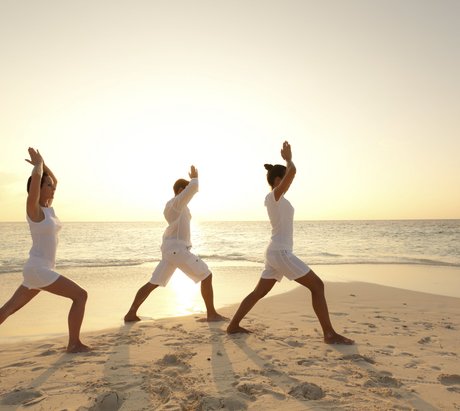 Drei Frauen im Krieger 1 am Strand bei Sonnenaufgang