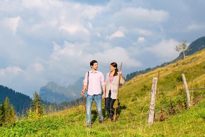 Gemeinsames Wandern in den Bergen