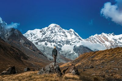 Die unwirklichen Himalaya Landschaften tun sich beim Trekking in Nepal vor Ihnen auf