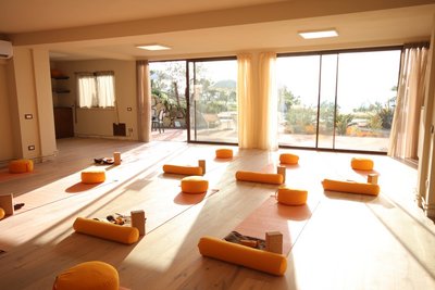 Der Yogaraum "LIGHT OF TUSCANY" mit weitem Panoramablick