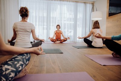Im lichtdurchfluteten Yogaraum können Sie ganzheitliche Yogastunden genießen