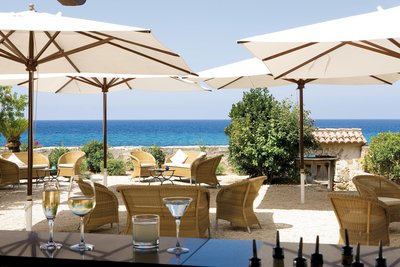 Von der Terrasse der Bar den Ausblick genießen