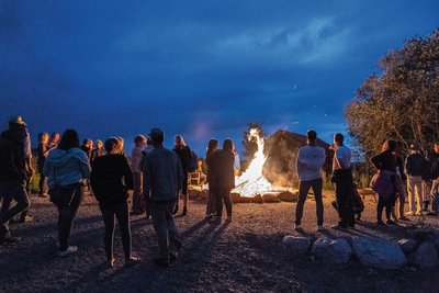 Lassen Sie den Abend bei einem knisternden Lagerfeuer ausklingen. 