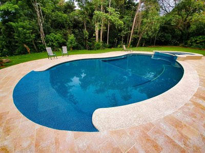 Schwimmen Sie im hauseigenen Pool