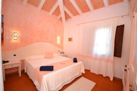 Die im sardischen Stil eingerichteten Zimmer laden zum Wohlfühlen ein