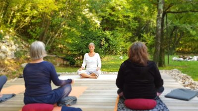 Meditation unter freiem Himmel im Hotel Balatura