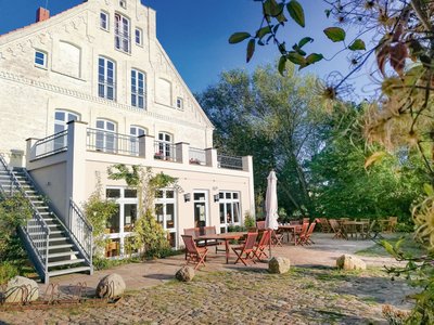 Das imposante Gutshaus mit seiner idyllischen Terrasse