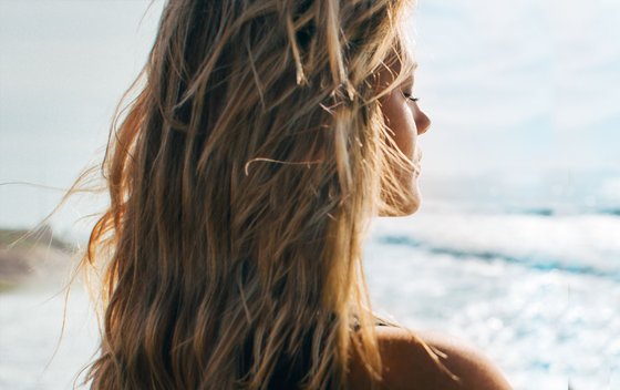 Frau mit geschlossenen Augen am Meer