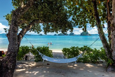 Genießen Sie den Ausblick zum Träumen am Strand des Tub Kaek Resorts auf Krabi