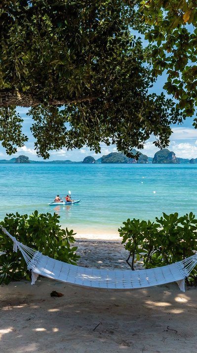 Genießen Sie den Ausblick zum Träumen am Strand des Tub Kaek Resorts auf Krabi