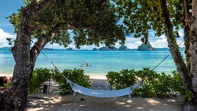 Genießen Sie den Ausblick zum Träumen am Strand des Tub Kaek Resorts auf Krabi