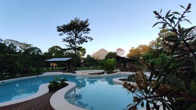 Erfrischende Abkühlung im Pool finden