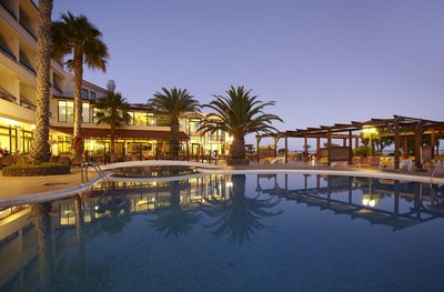 Großzügiger Pool des Hotels Galosol auf Madeira