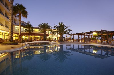 Großzügiger Pool des Hotels Galosol auf Madeira