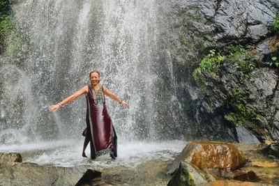 Shakiri Juen unter dem Wasserfall