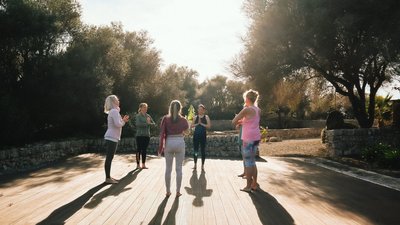 Gemeinsam Yoga üben im Garten Gemeinsam Yoga üben im Garten